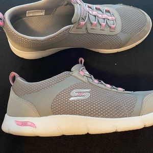 Skechers Archfit 8 1/2 runners. Extremely comfortable